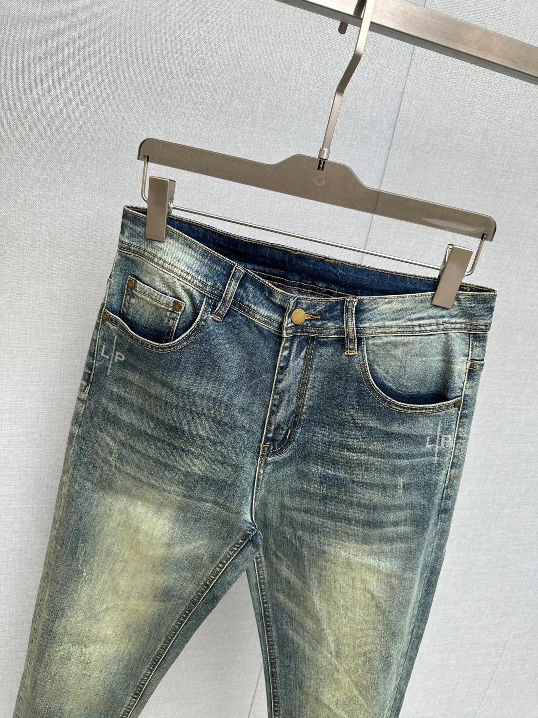 New products at the counter, original jeans, made by original heavy industry, brand Classic LOGO design, complete with three standards! Original hardware accessories. The denim fabrics are customized at the counter and are completely matched to the counter. You are welcome to try them on before buying. Don’t be afraid of comparing good products. Sizes:29—38